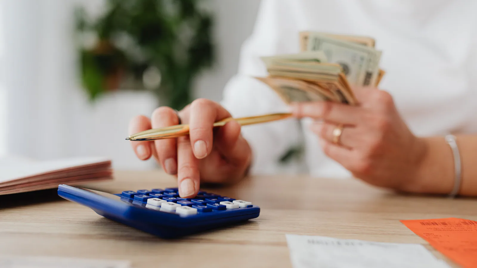 财务人员计算项目资助、自付金额与现金流时间表